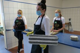 Trzy kobiety - szkolne sprzątaczki