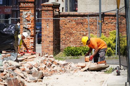 Prace budowlane wokół zabytkowych zabudowań byłego szpitala Juliusz