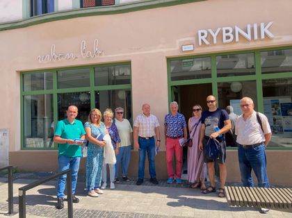 Zdjęcie przedstawia grupę ludzi znajdujących się przed wejściem do Urban Labu.