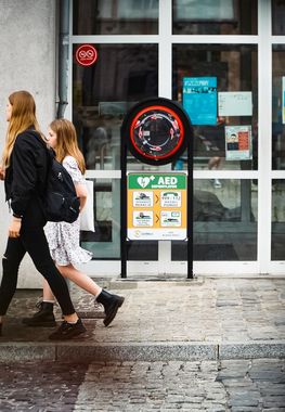 Defibrylator na przystanku