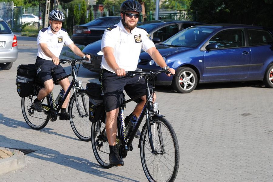 Patrol rowerowy Straży Miejskiej - strażnicy na rowerach.