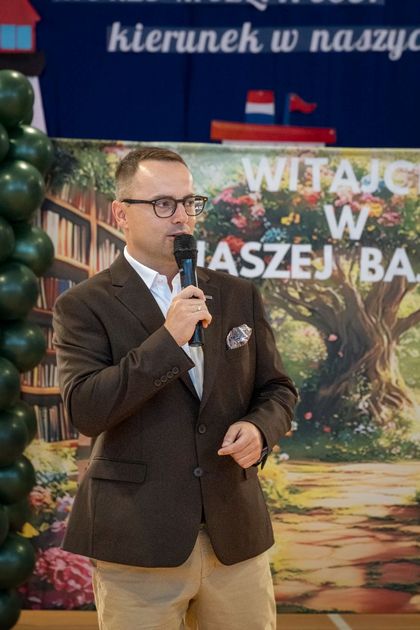 mężczyzna z mikrofonem