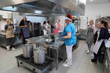 Intendentki i kucharki z rybnickich placówek oświatowych doskonalą swoje umiejętności kulinarne pod okiem Jagny Niedzielskiej