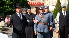 Inscenizacja historyczna grup rekonstrukcyjnych, odtwarzająca wydarzenia sprzed 100 lat, kiedy to na rybnickim rynku podpisane zostały dwa ważne dokumenty związane z przyłączeniem Śląska do Polski