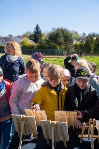 zdjęcie przedstawia dzieci