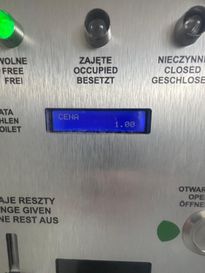 Zdjęcie przedstawia toaletę publiczną na placu wolności