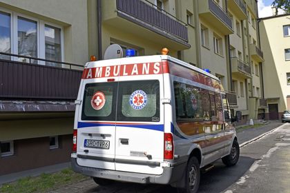 Wymazobus fot.K 2 Karetka pogotowia na podjeździe przed blokiem.