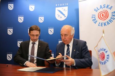 Porozumienie podpisali: prezydent Rybnika Piotra Kuczera oraz Prezes Okręgowej Rady Lekarskiej w Katowicach – dr n. med. Jacek Kozakiewicz. Fot. W. Troszka