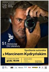 Plakat przedstawia Marcina Kydryńskiego, który robi zdjęcia aparatem - lustrzanką. Na afiszu widnieją informacje o dacie, miejscu spotkania. Znajdują się tam także logotypy organizatorów i partnerów spotkania.