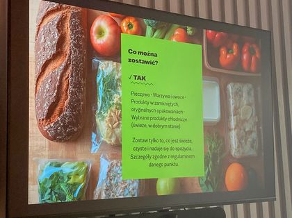 Zdjęcie przedstawia ekran monitora z wyświetloną grafiką.
