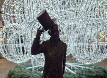 Pomnik Otto Guntera na tle świetlnej choinki