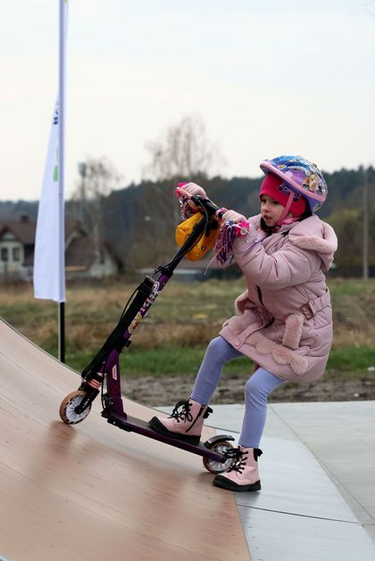 Dziecko zjeżdżające po rampie