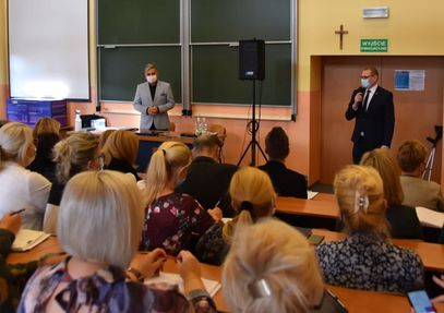 Spotkanie zastępcy prezydenta Rybnika Wojciecha Świerkosza i radnego Rady Miasta Marka Florczyka z dyrektorami rybnickich szkół. 