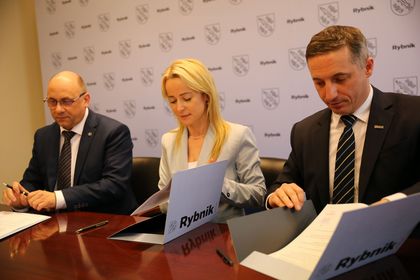 Podpisanie umowy na przekazanie dotacji dla Wojewódzkiego Szpitala Specjalistycznego nr 3 w Rybniku z udziałem prezydenta Rybnika Piotra Kuczery, dyrektora Wojewódzkiego Szpitala Specjalistycznego nr 3 w Rybniku Jarosława Madowicza oraz Anny Jedynak, Wicemarszałek Województwa Śląskiego 6 kadencji