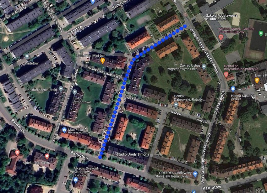 Zaznaczony zamknięty odcinek drogi na zdjęciu z lotu ptaka