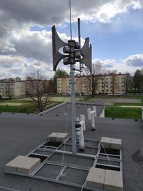Syrena alarmowa na dachu budynku