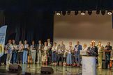 zdjęcie przedstawia ludzi stojących na scenie