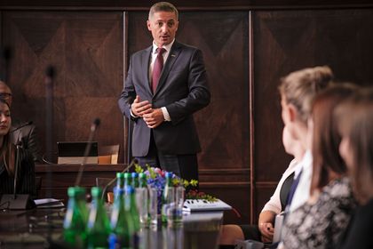 Uczniowie podczas obrad sesji młodzieżowej Rady Miasta