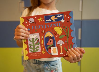 dziewczynka trzymająca książkę