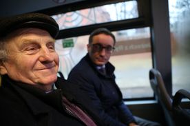 Dwóch mężczyzna siedzących w autobusie