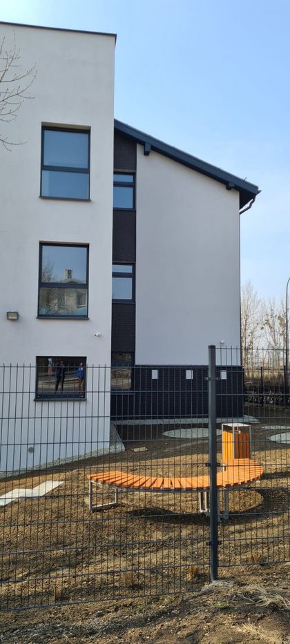 Fragment fasady dwupiętrowego budynku