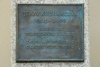 Popiersie prof. Jerzego Kucharczyka przed budynkiem Politechniki Śląskiej w Rybniku