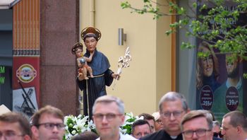 Procesja ulicami Rybnika z figurą świętego Antoniego - patrona miasta. 
