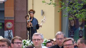 Procesja ulicami Rybnika z figurą świętego Antoniego - patrona miasta. 