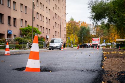 Zdjęcie przedstawia remontowaną ul. Dąbrówki.