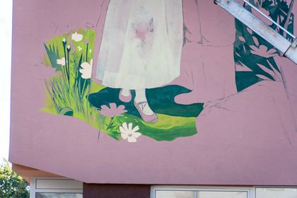Wykonywanie muralu na ścianie budynku