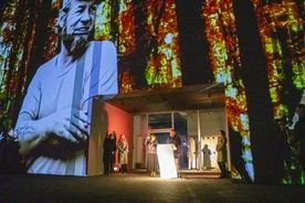 Wieczorny mapping na ścianie Galerii Sztuki Rzeczna