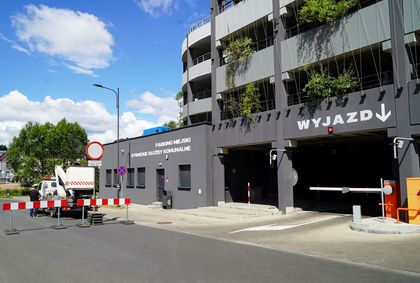 Wjazd na parking wielopoziomowy w centrum Rybnika