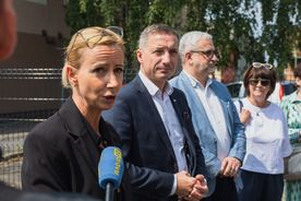 Uroczystość otwarcia muralu browarniczego na budynku kamienicy