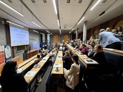 aula wypełniona ludźmi