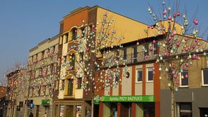 Dekoracje wielkanocne (zajączki, kwiaty, ptaszki) w przestrzeni miejskiej - na drzewach i budynkach
