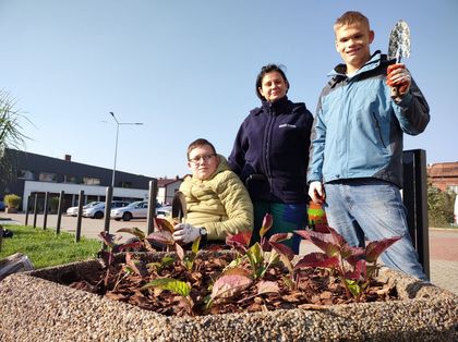 Uczniowie sadzą kwiaty z pracownikami Zarządu Zieleni Miejskiej 