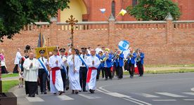 Procesja ulicami Rybnika z figurą świętego Antoniego - patrona miasta. 