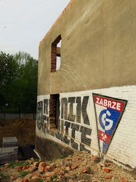 Swierklanska fot.LucynaTyl 11 Ściana zrujnowanego, opuszczonego budynku. Na ziemi leżą cegły.