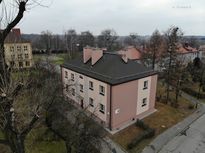 Kilkupiętrowy budynek mieszkalny po termomodernizacji. Widok z lotu ptaka.