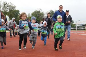 Grupa biegaczy biorących udział w plenerowym biegu