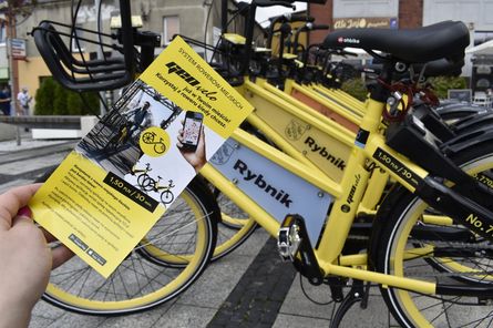 Kilka rowerów miejskich w przestrzeni Rybnika