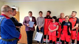 Prezydent Rybnika Piotr Kuczera przekazuje Stacji Pogotowia Ratunkowego w Rybniku pulsoksymetr stacjonarno-transportowy dzięki akcji Bractwa Kurkowego Miasta Rybnika.