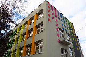 Kolorowa fasada budynku szkoły podstawowej 
