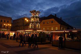 Świątecznie oświetlony rynek i stoiska jarmarku bożonarodzeniowego