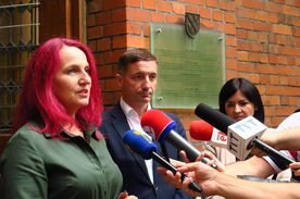 Konferencja prasowa z udziałem prezydenta Rybnika Piotra Kuczery przed budynkiem zdesakralizowanej kaplicy w kompleksie byłego szpitala Juliusz