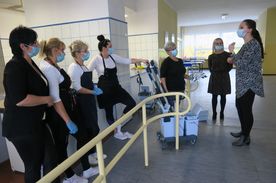 Kilka kobiet w strojach sprzataczek - naprzeciw inna kobieta prowadząca wykład
