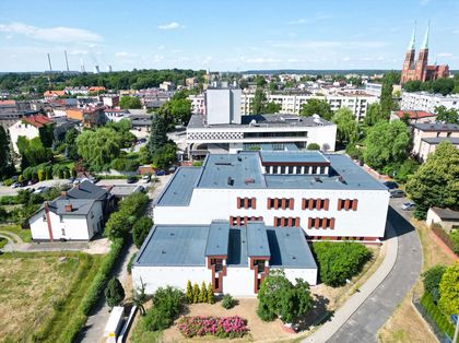 Budynek rybnickiej biblioteki po termomodernizacji w przestrzeni miasta