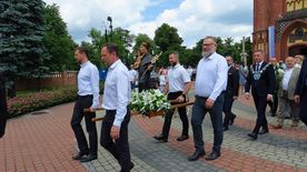 Procesja ulicami Rybnika z figurą świętego Antoniego - patrona miasta. 