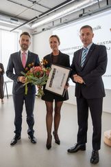 Dwóch mężczyzn i kobieta pozują do zdjęcia.