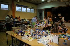 Pakowanie darów przez Młodzieżową Radę Miasta, w ramach akcji Czapka świętego Mikołaja